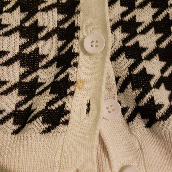 💜 2/$10 Houndstooth cardigan - Picture 4 of 4
